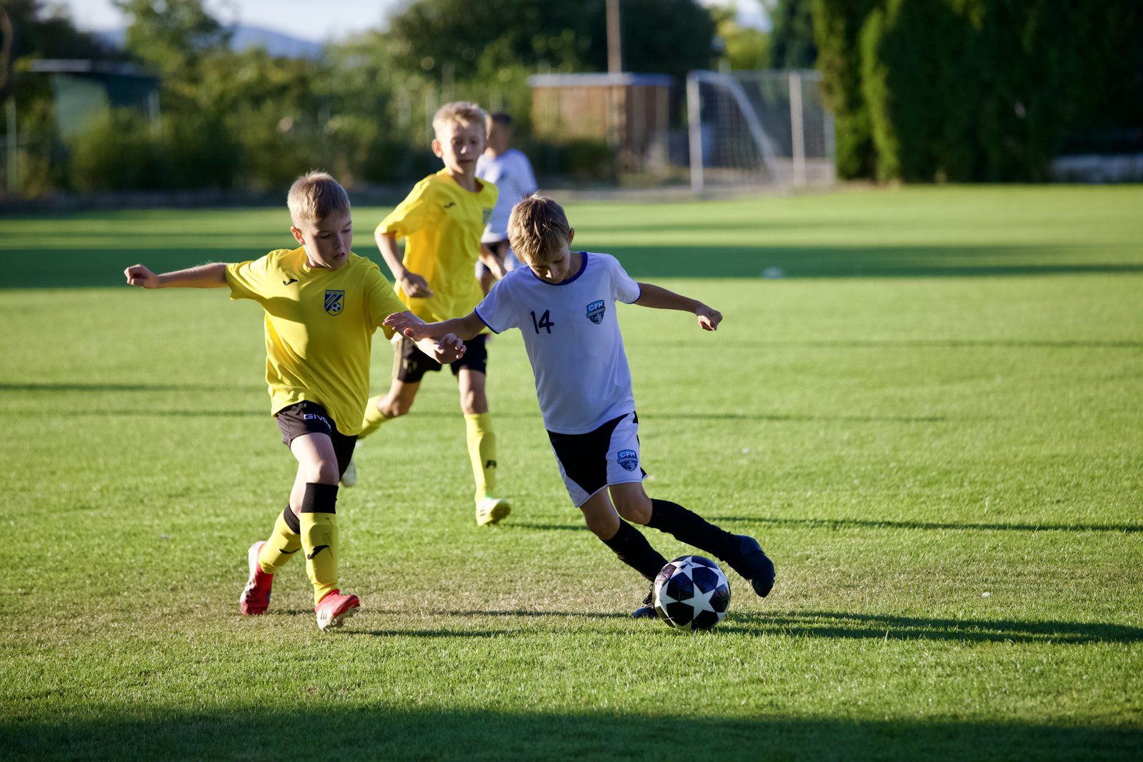 Hráč CFM JA U10 strieľa na bránu
